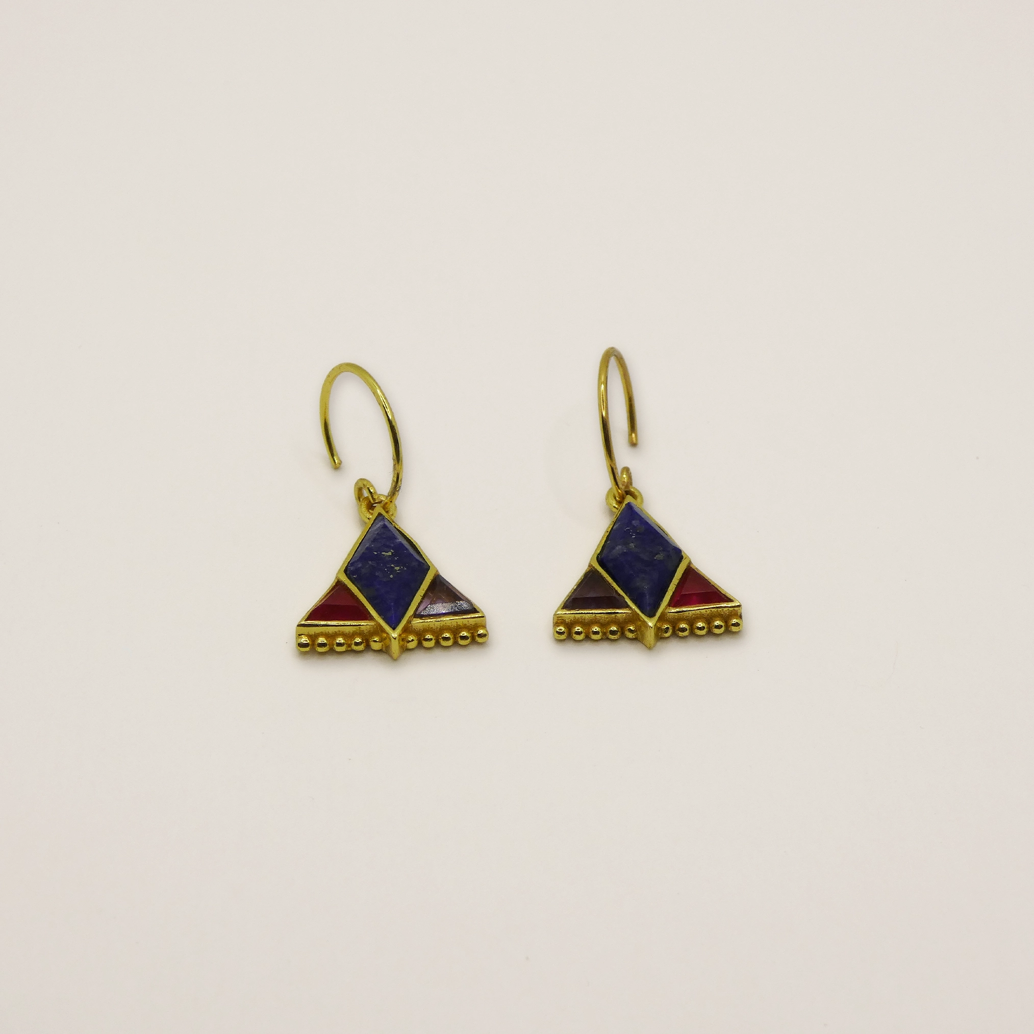 Boucles d'oreille Muja Juma plaqué or rubis indien lapis lazuli et améthyste