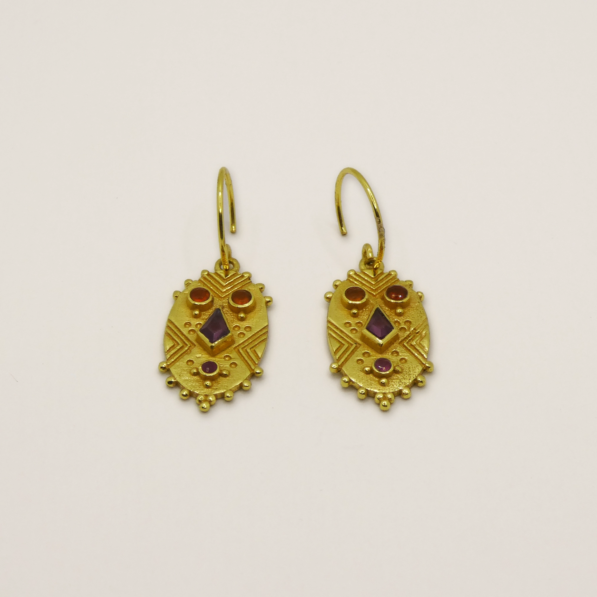 Boucles d'oreille Muja Juma plaqué or, grenat et améthyste
