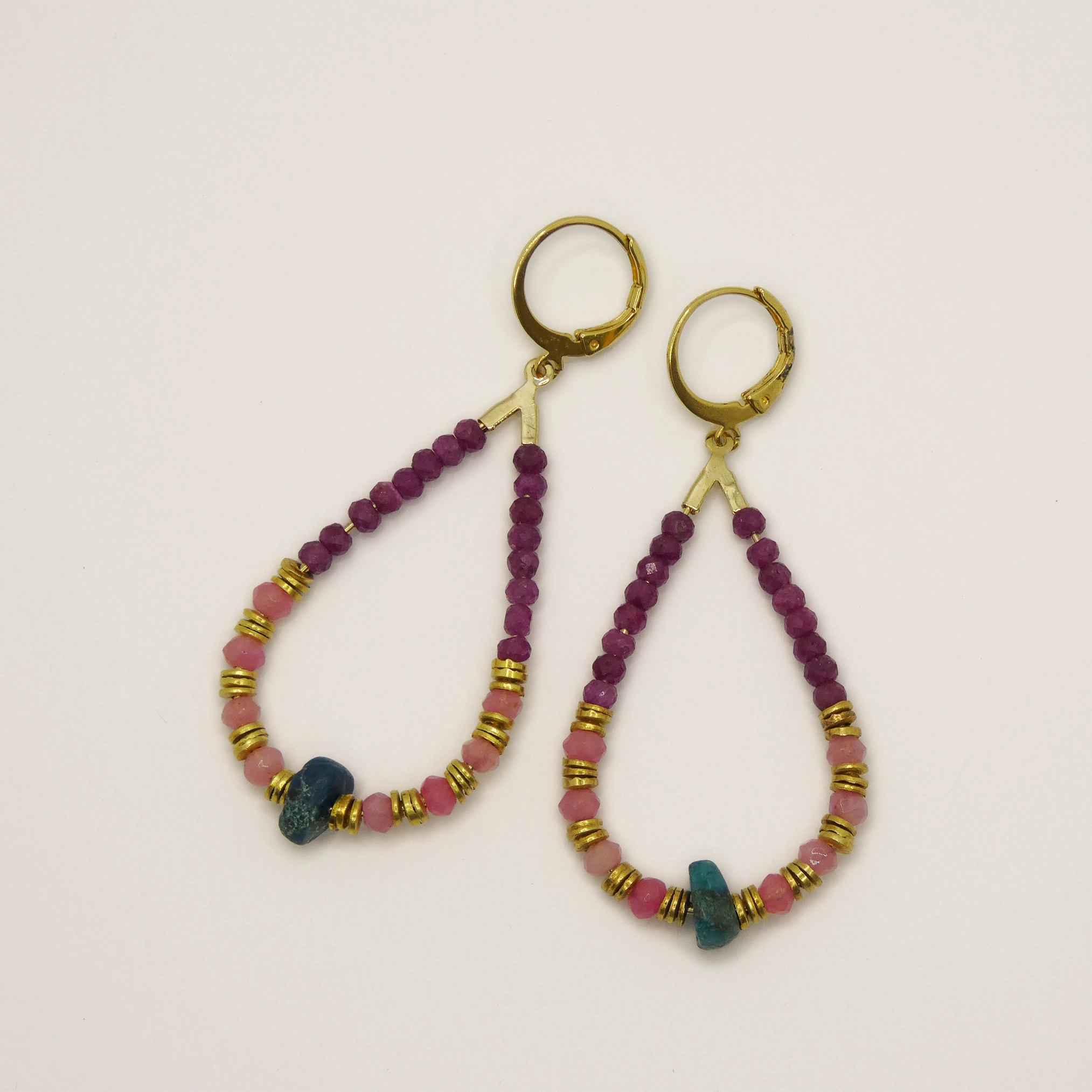 Boucles d'oreille Arte Fact rubis brutes, opales roses, chrysocoles.