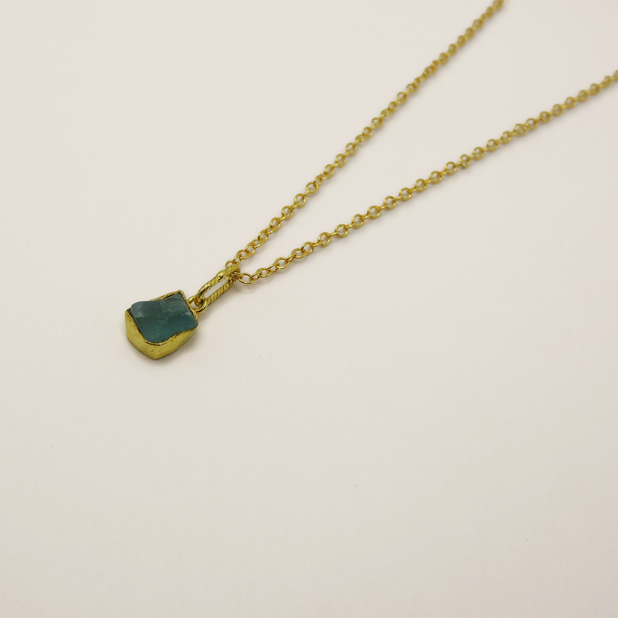 Pendentif Muja Juma plaqué or et apatite brute.