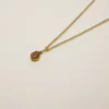 Pendentif Muja Juma plaqué or et pierre de soleil.