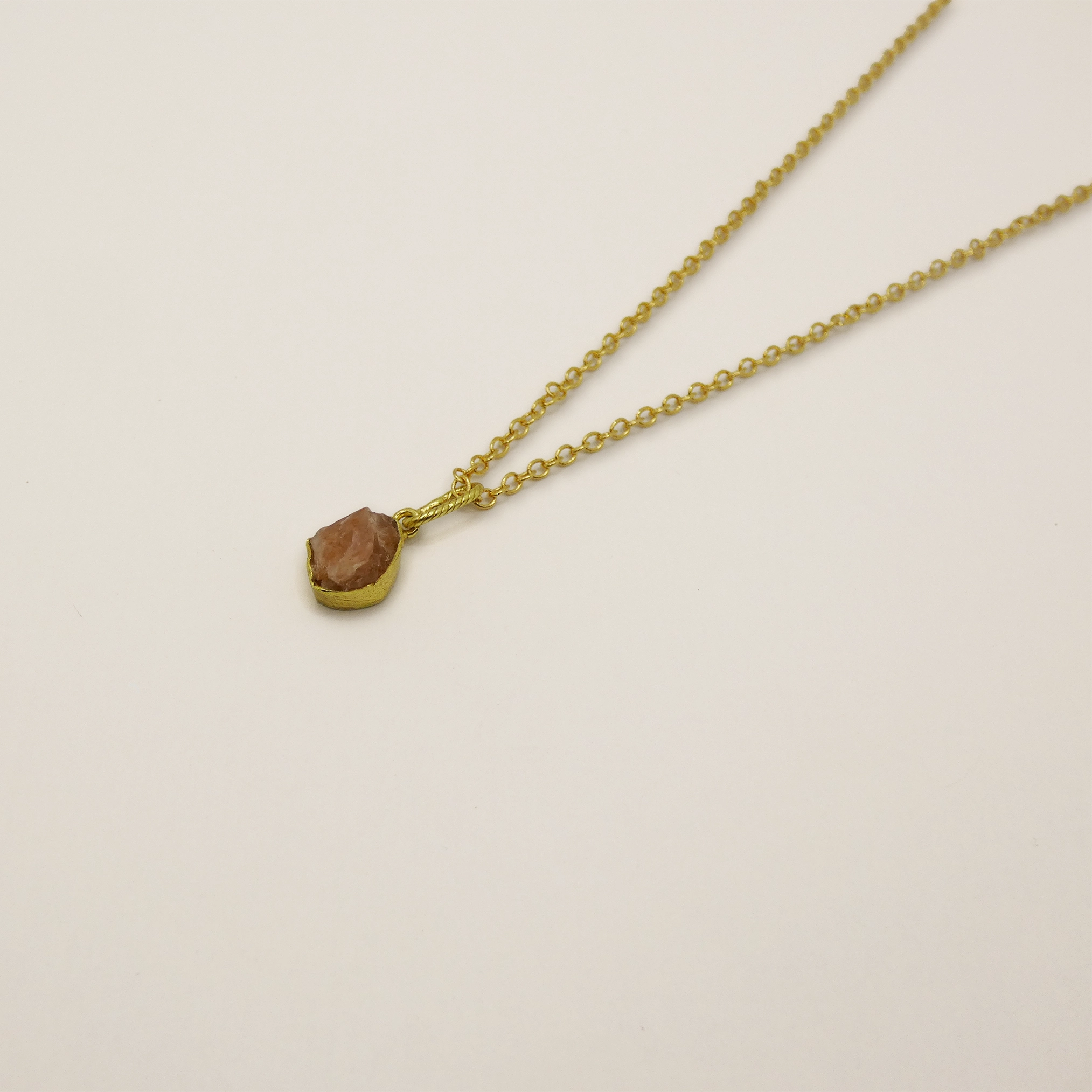 Pendentif Muja Juma plaqué or et pierre de soleil brute.