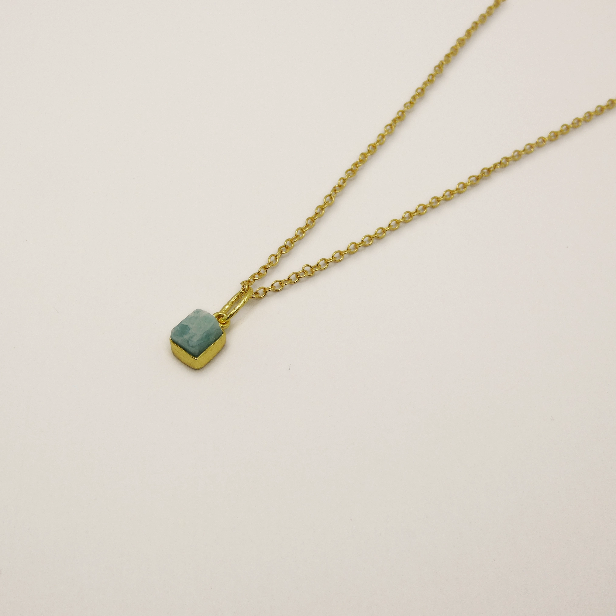 Pendentif Muja Juma plaqué or et amazonite brute.