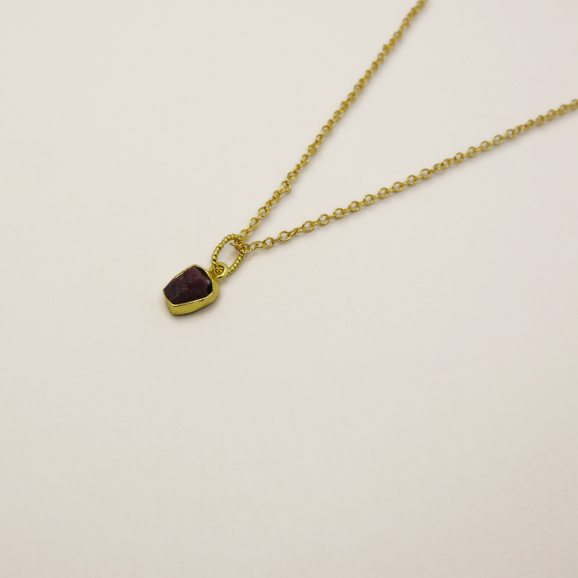 Pendentif Muja Juma plaqué or et rhodonite brute.
