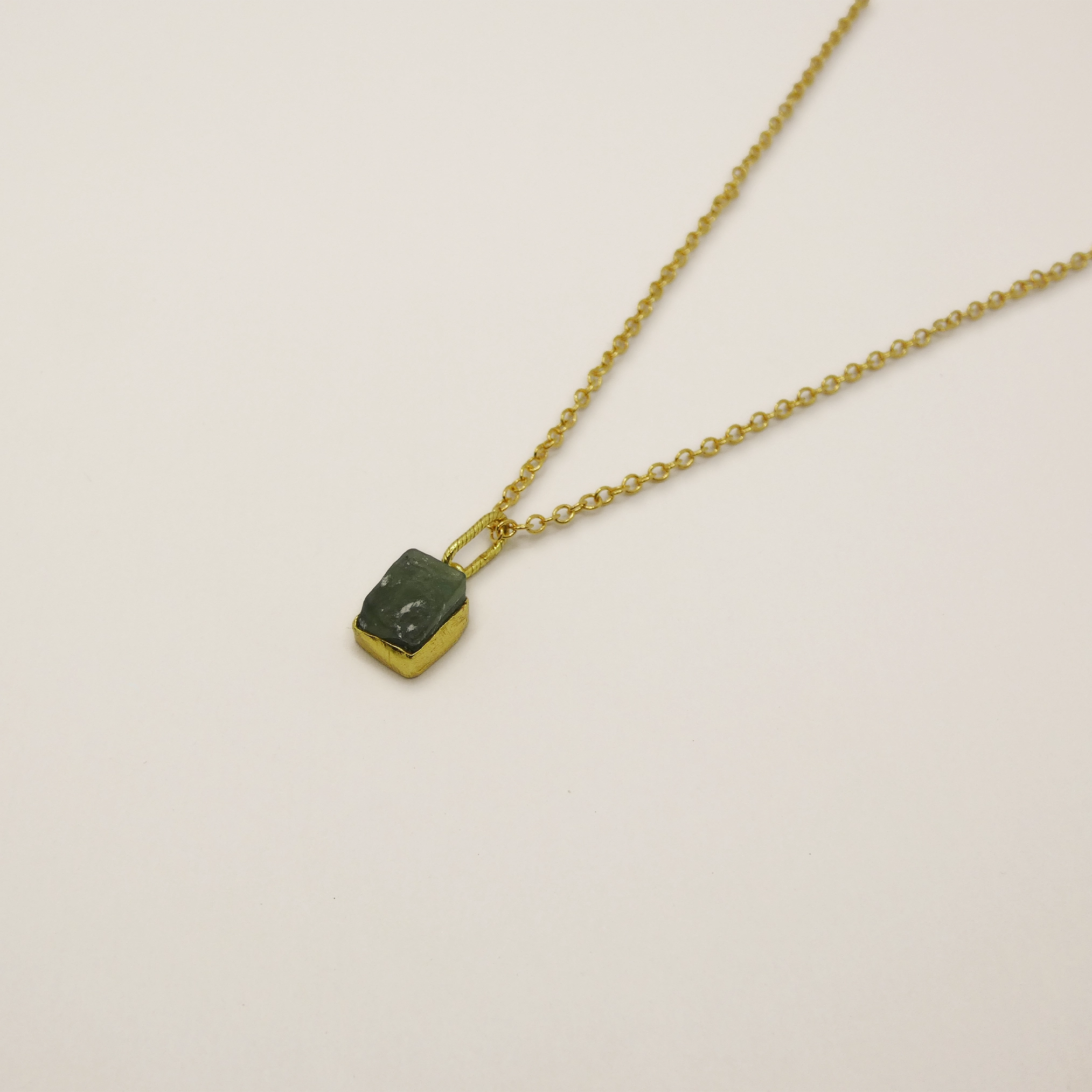 Pendentif Muja Juma plaqué or et agate mousse brute.