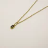 Pendentif Muja Juma plaqué or et nacre noire naturelle.