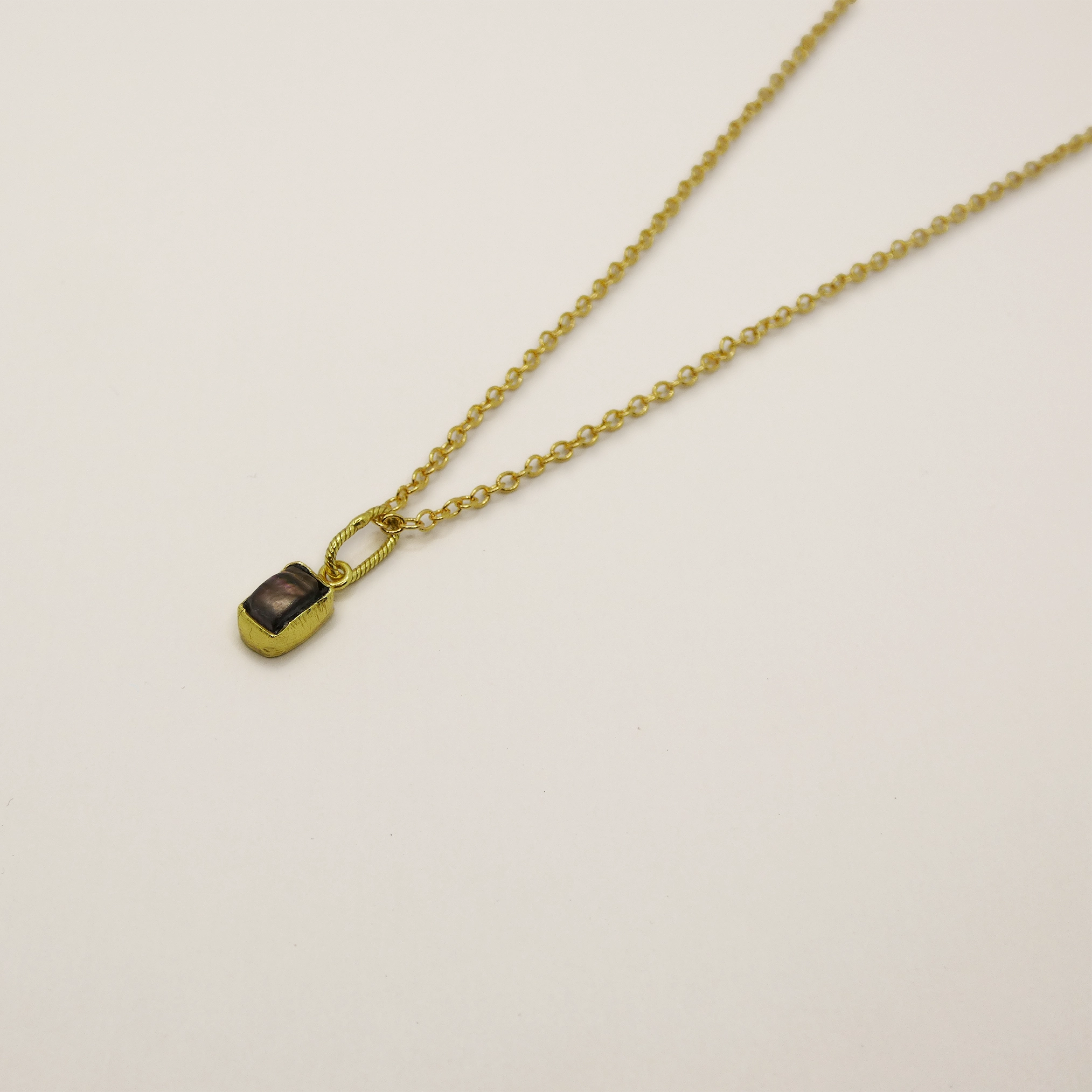 Pendentif Muja Juma plaqué or et nacre noire naturelle.