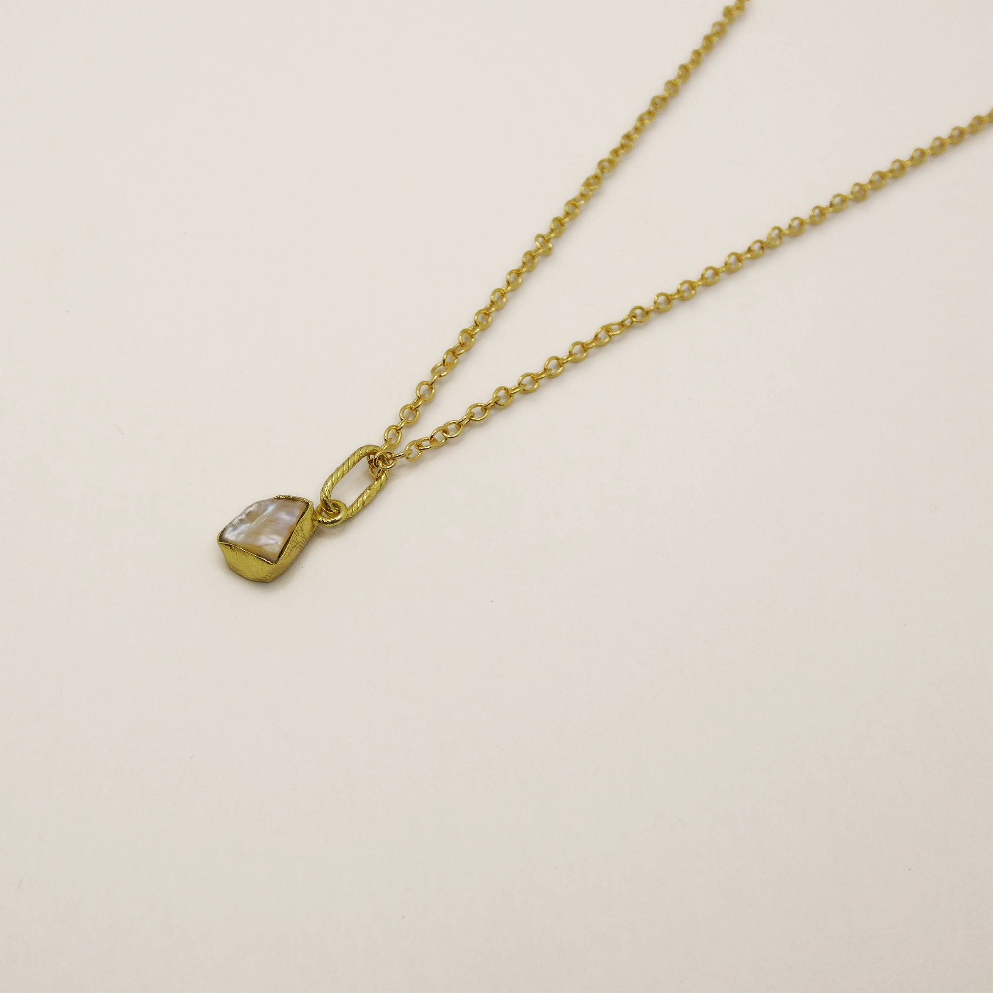 Pendentif Muja Juma plaqué or et nacre blanche naturelle.