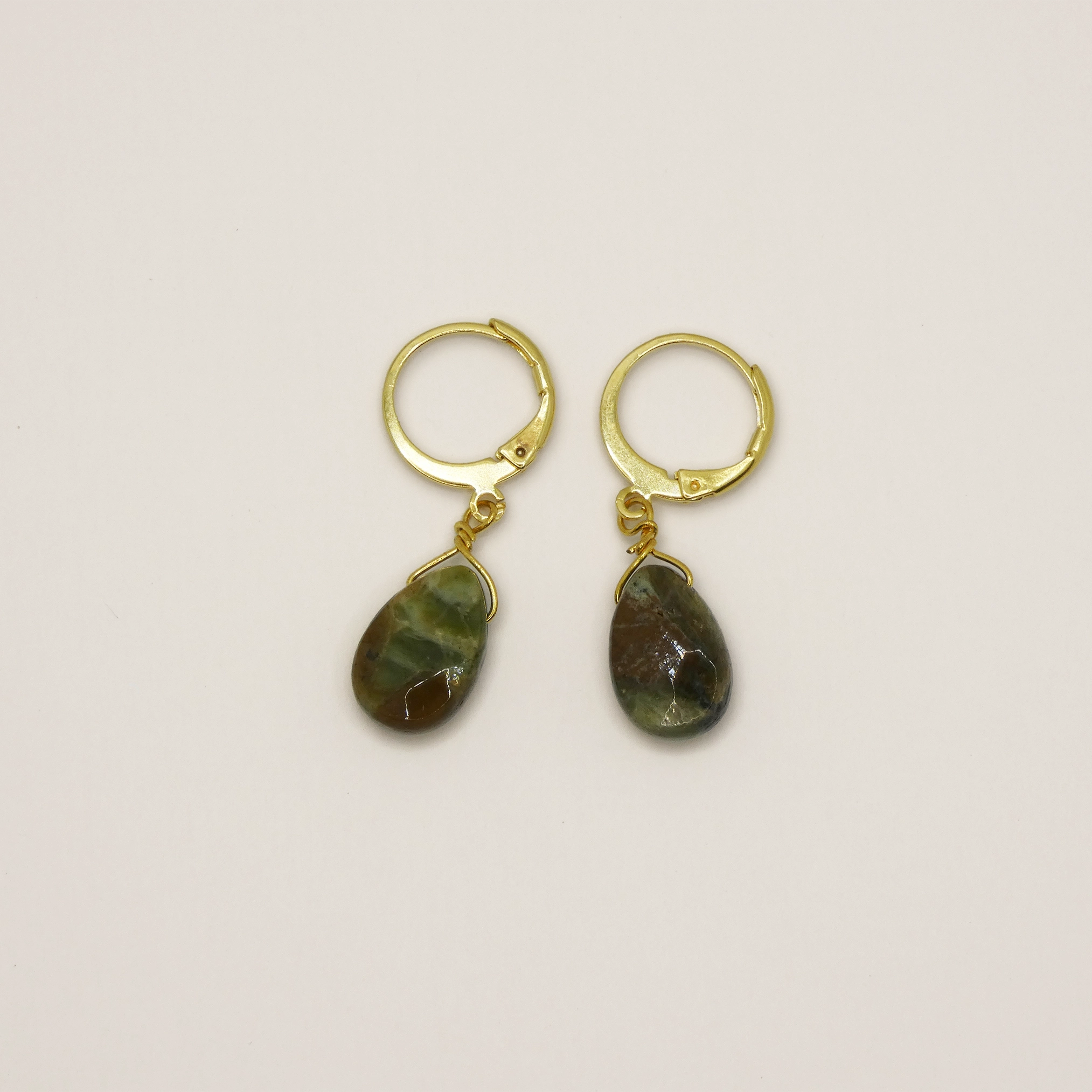 Boucles d'oreille dorées à l'or fin et tourmalines vertes brutes.