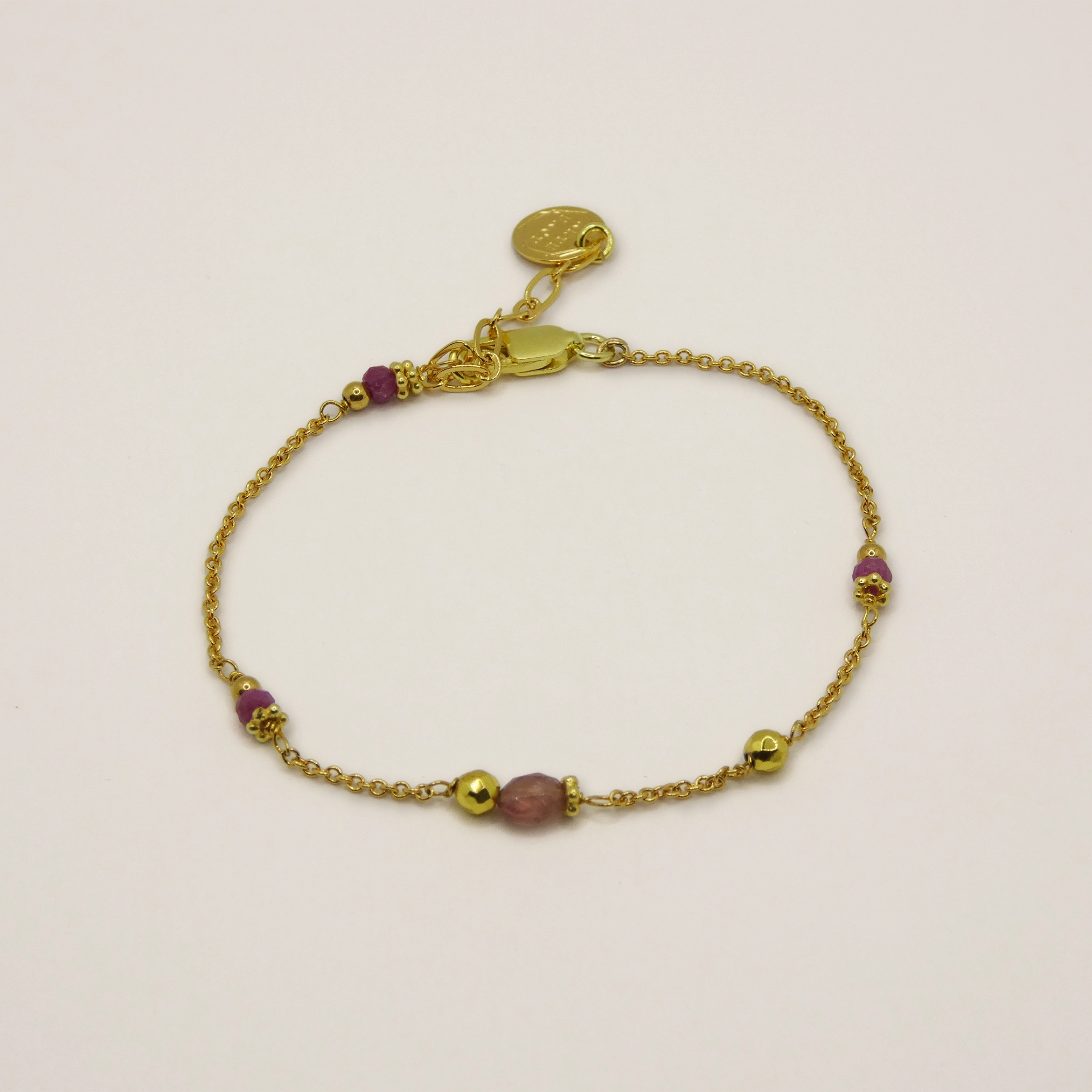 Bracelet fin Arte Fact doré à l'or fin et tourmalines roses.