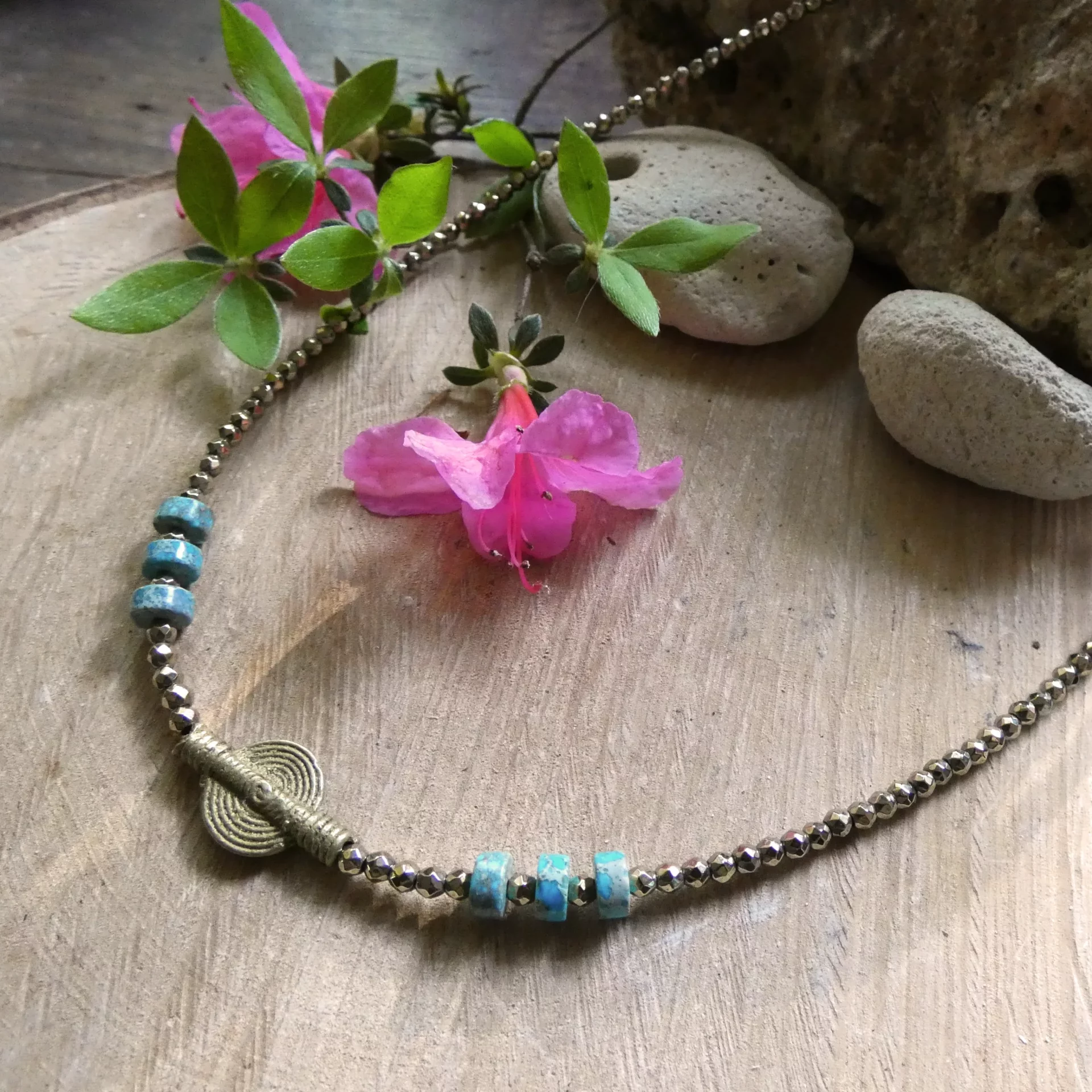 Collier Arte Fact Bohême turquoises et bronze africain – Image 1