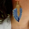 Boucles d'oreille NAHUA Colette bleues denim brodées à la main – Image 3