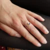 Bague Muja Juma Love plaquée or, améthyste, lapis lazuli et quartz rose – Image 3