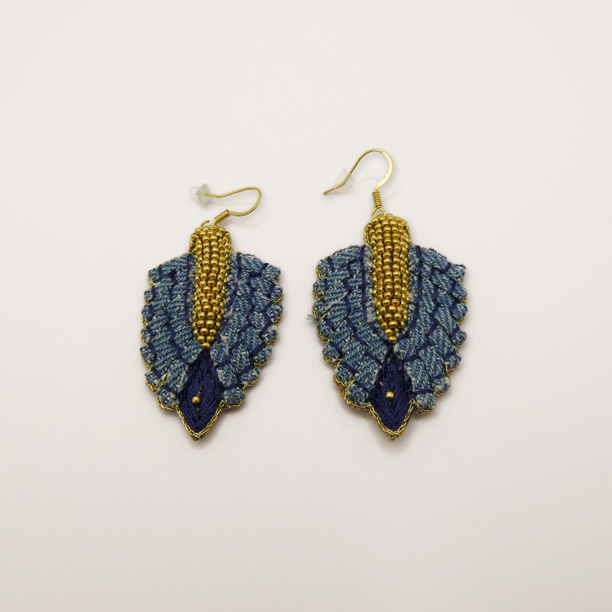 Boucles d'oreille NAHUA Colette bleues denim brodées à la main
