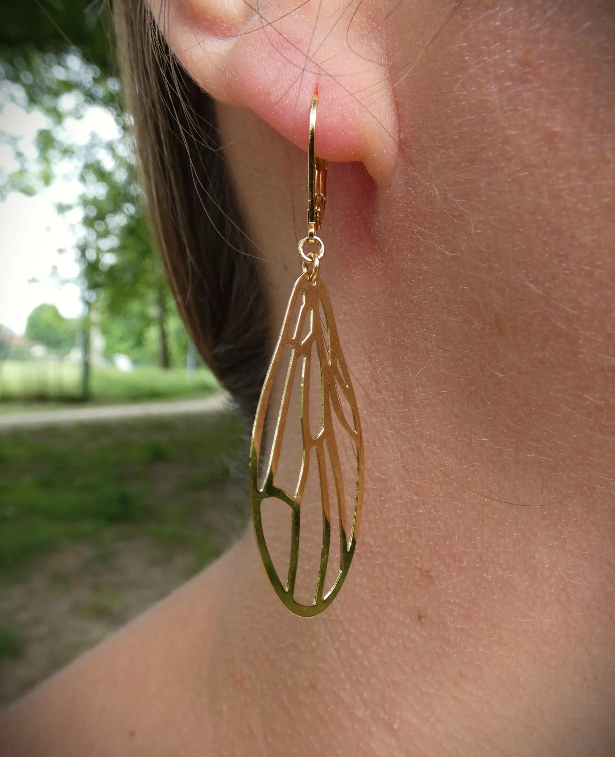 Boucles d'oreille Amélie Blaise Ailes de libellule plaquées or – Image 2