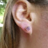 Boucles d'oreille Muja Juma plaquées or et rubis brut – Image 2