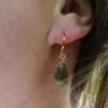 Boucles d'oreille Arte fact dorées à l'or fin et tourmalines vertes – Image 3