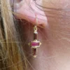 Boucles d'oreille Muja Juma plaquées or, rubis indien et grenat – Image 3
