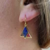 Boucles d'oreille Muja Juma plaquées or rubis indien lapis lazuli et améthyste – Image 3