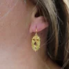 Boucles d'oreille Muja Juma plaquées or, grenat et améthyste – Image 3