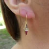 Boucles d'oreille Muja Juma argent plaquées or, rubis et améthyste – Image 3