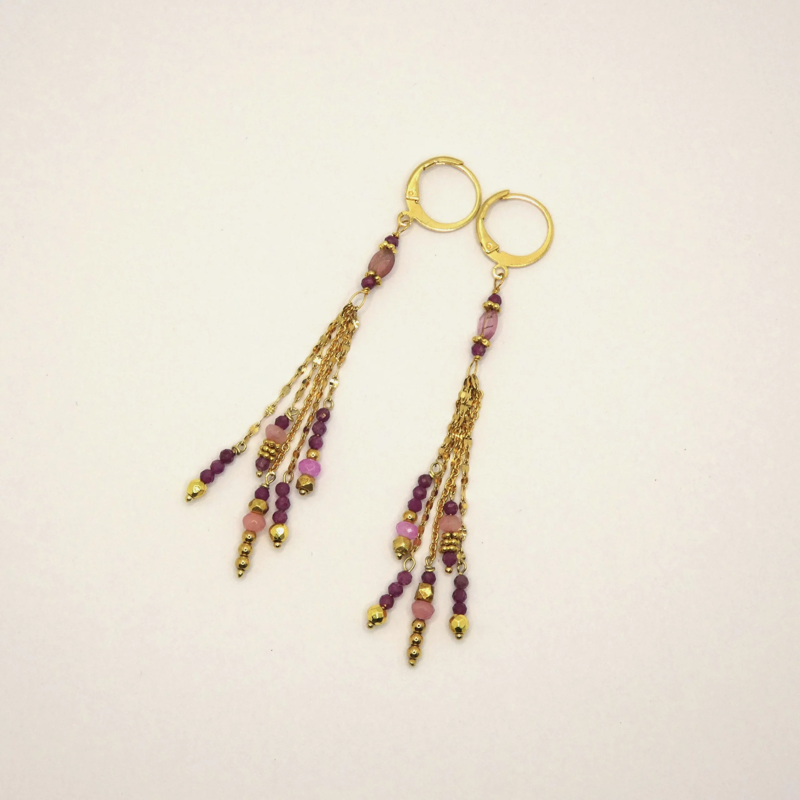 Boucles d'oreille Arte Fact dorées à l'or fin et tourmalines roses 2