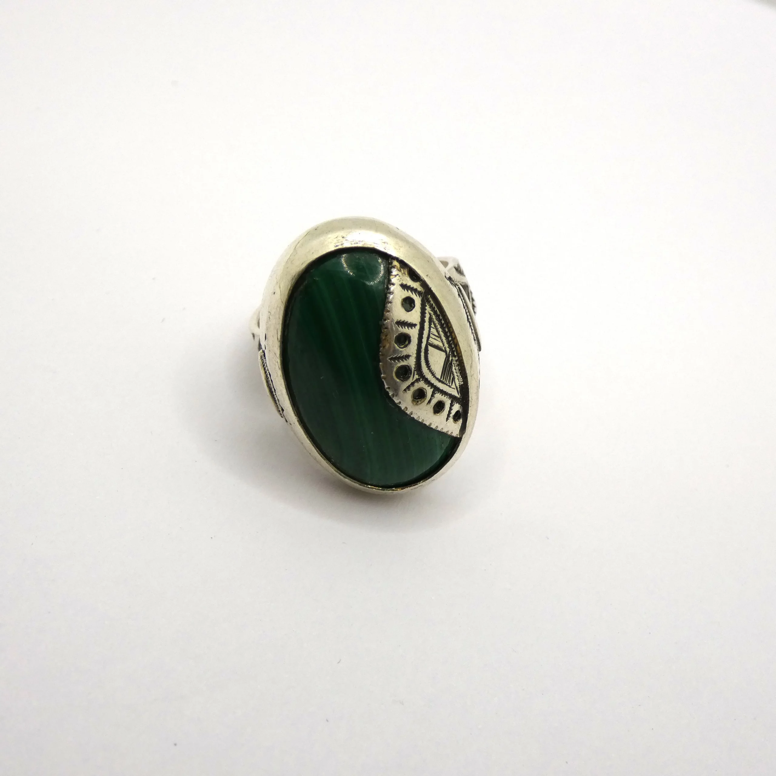 Bague Touareg en argent gravée et malachite