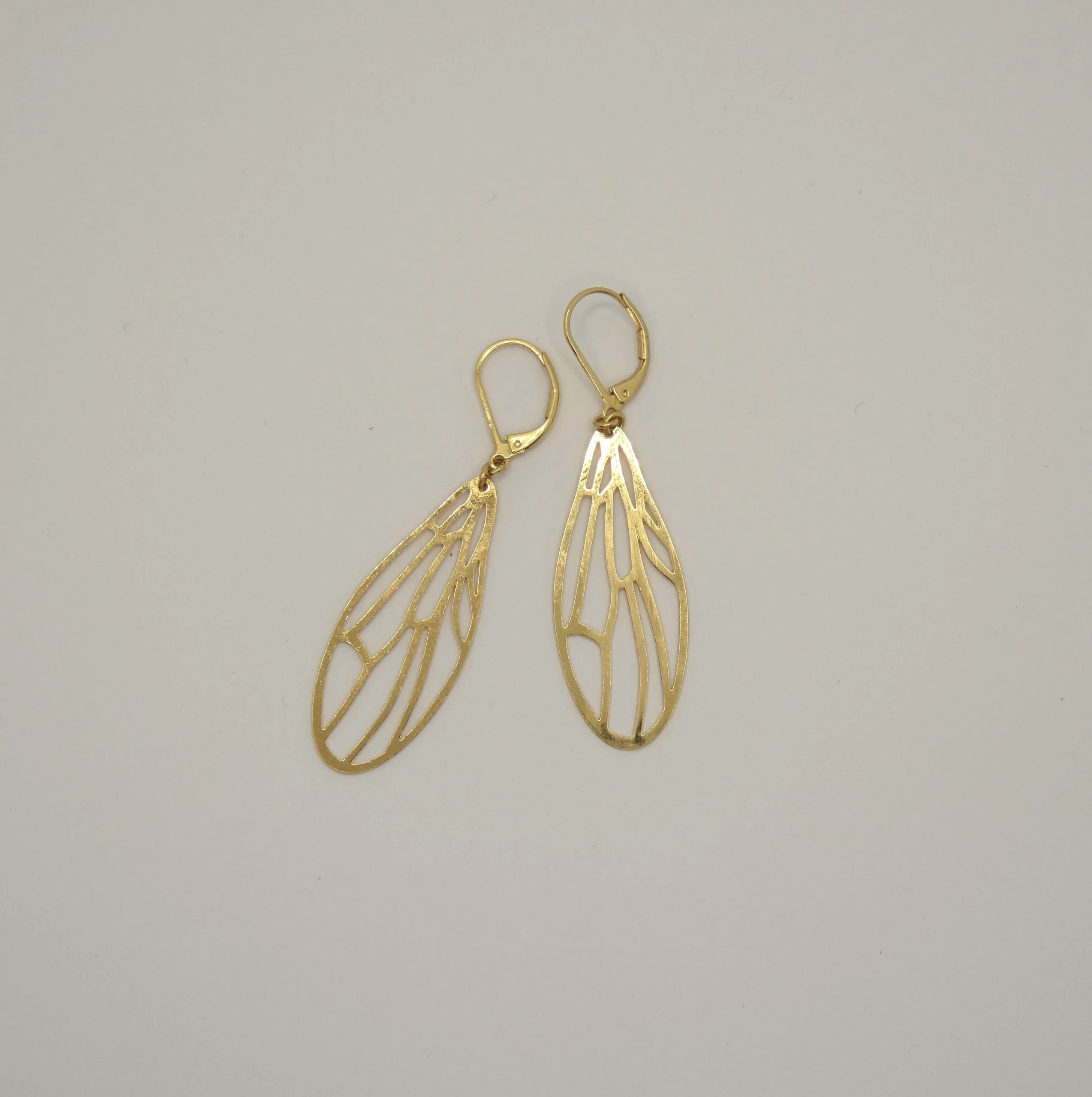Boucles d'oreille Amélie Blaise Ailes de libellule plaquées or – Image 3